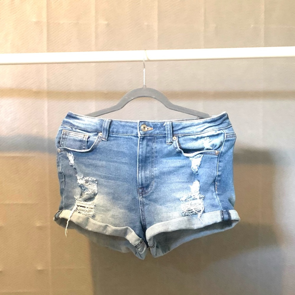 Girls, ripped jean shorts.